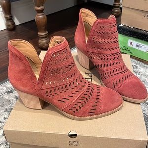 New in box Frye Allister Feather Bootie in light burgundy 8.5m